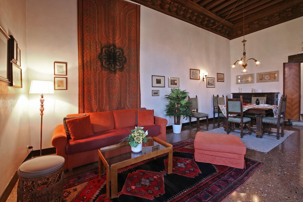 Inside Palazzo Foscarini Wenecja